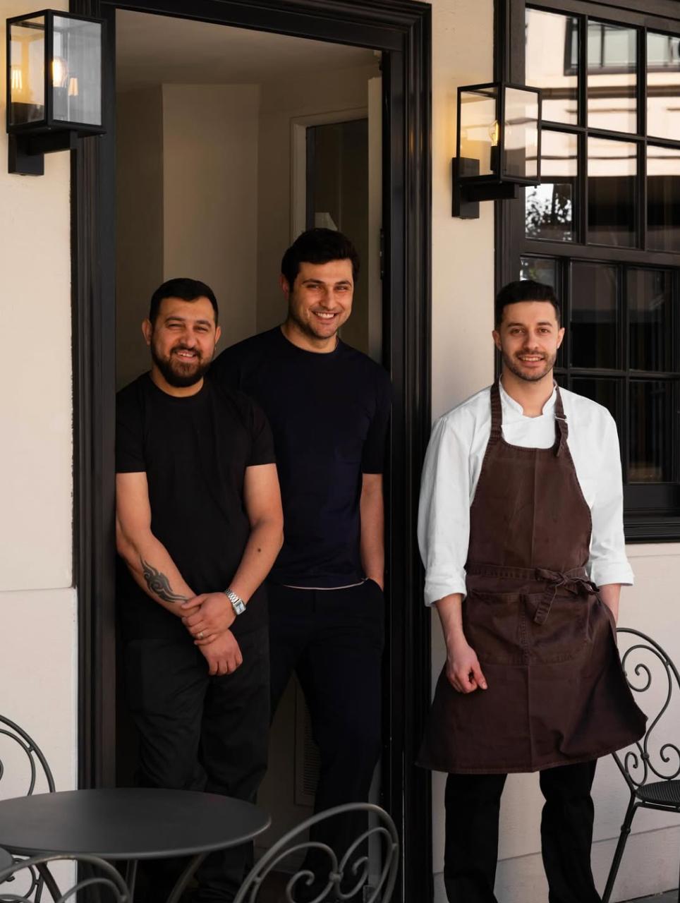 Joe Harika (au centre) et l’équipe de Ralph, rue du Châtelain. Joe Harika et une partie de l’équipe de Ralph devant l’entrée du restaurant, au Châtelain