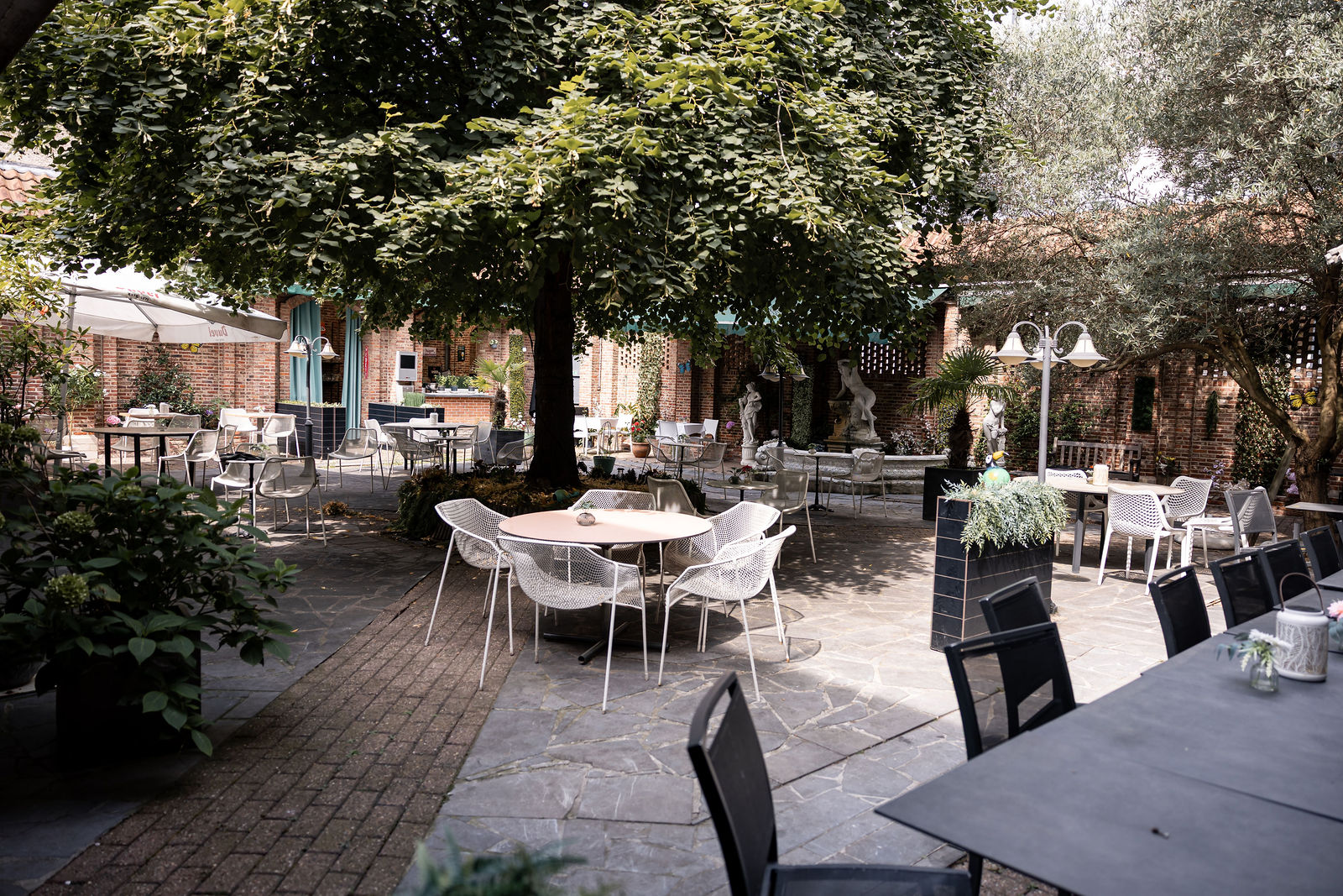 Le véritable jardin intérieur du Beers Garden. © Aurélien Caillou · View_portraits The Beer’s Garden: Brussels’ secret garden for bespoke events — photo in sainte-catherine, Bruxelles-Ville, Brussels — BXLOVE